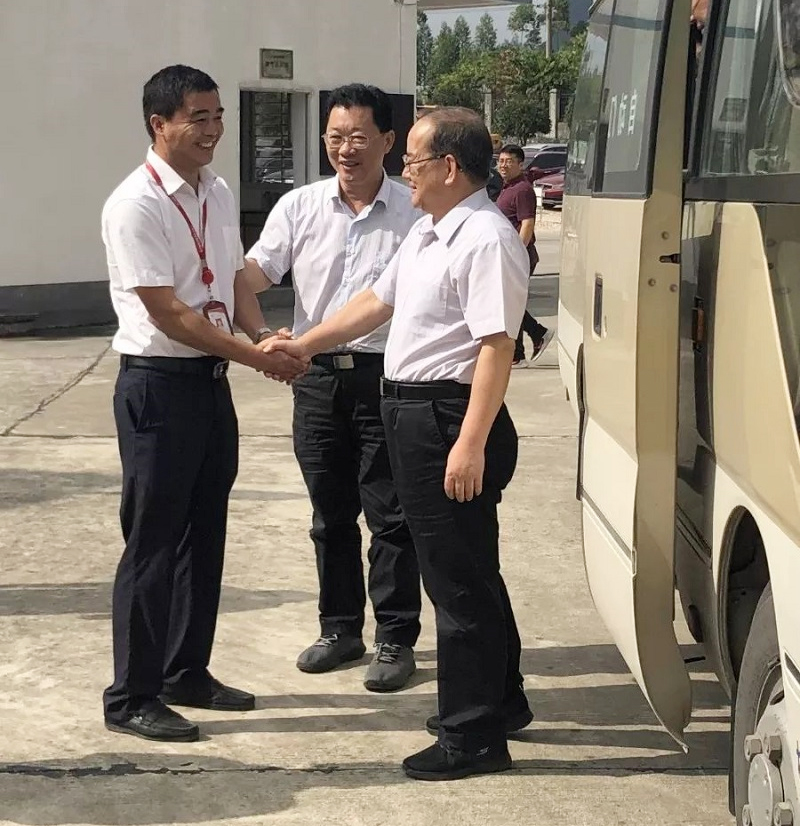 自治區(qū)黨委書記鹿心社蒞臨天龍泉酒業(yè)開展視察工作 自治區(qū)黨委書記鹿心社蒞臨天龍泉酒業(yè)開展視察工作