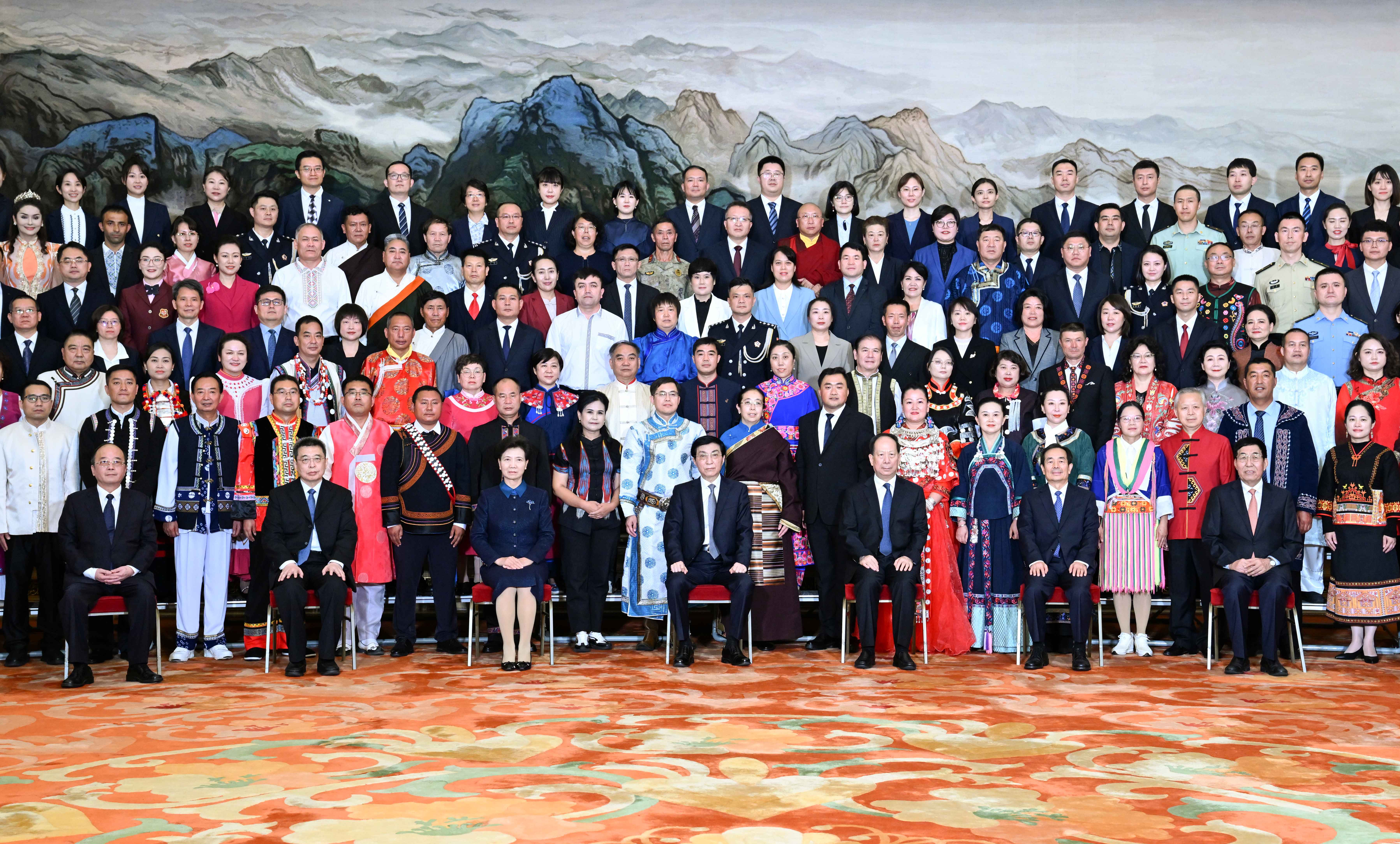 3、各民族代表大合照(1)